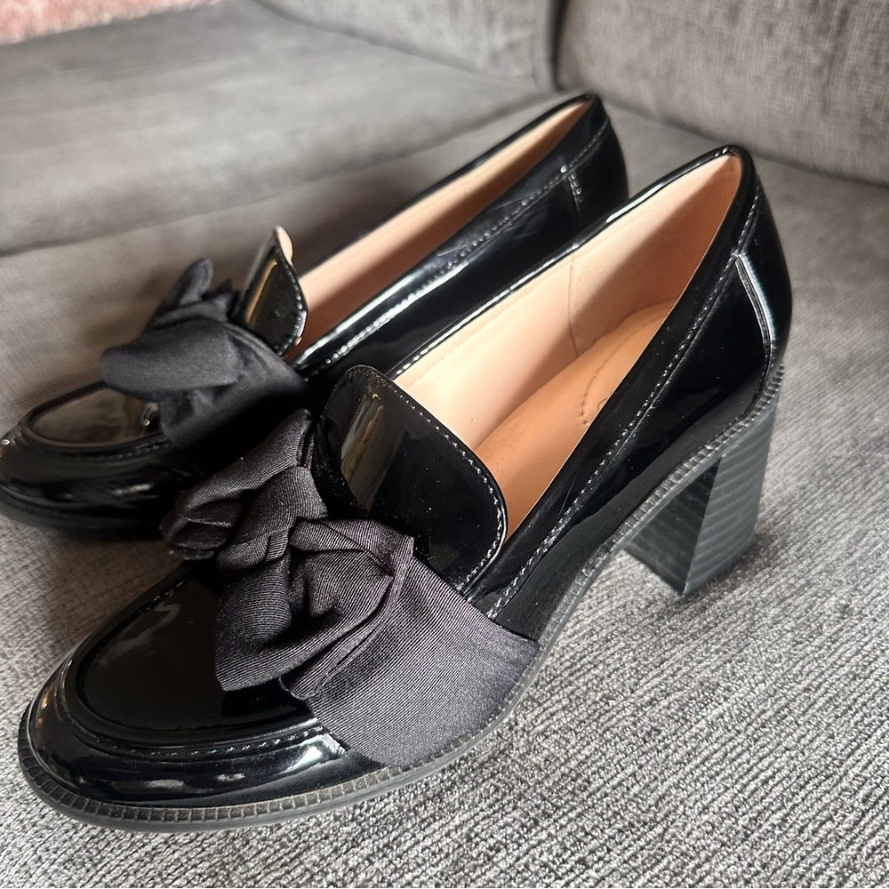 Bandolino Black Glossy Loafers with Bow